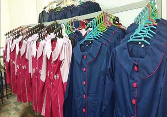 اندازه‌گیری لباس فُرم دانش‌آموزان دختر در اتاق خواب منزل مسکونی